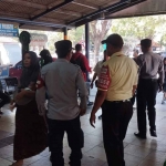 Petugas dari Polresta Sidoarjo saat melakukan pengamanan di Terminal Bungurasih.
