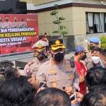 Kapolresta Sidoarjo, Kombes Pol Kusumo Wahyu Bintoro, saat dimintai keterangan terkait kasus pengeroyokan terhadap santri.