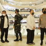 Sekdaprov Heru Tjahjono, Pangdam V Brawijaya Mayjen TNI Suharyanto, Kapolda Jawa Timur Irjen Pol Dr. Nico Afinta, didampingi Asisten Manager Tunjungan Plaza.