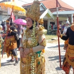 Kades Kedungpring, Priyono beserta istri, memakai kostum Kerajaan Majapahit saat mengikuti karnaval. Foto: SYUHUD/ BANGSAONLINE