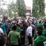 Suasana ricuh Muktamar PPP di Asrama Haji Pondok Gede, Jakarta Timur, Sabtu (9/4/2016).. Foto: sindonews.com