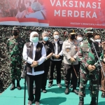 Gubernur Jatim Khofifah Indar Parawansa, Wali Kota Surabaya Eri Cahyadi bersama Forkopimda Jawa Timur,  Pangdam V/Brawijaya Mayjen TNI Suharyanto meninjau vaksinasi di Makodam V/Brawijaya.