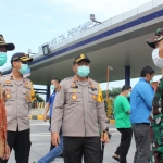 Bupati Pungkasiadi, Kapolres Mojokerto AKBP Feby DP, dan Dandim 0815 Letkol Inf Dwi Mawan Sutanto memantau screening di PPST. 