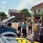 Kapolres Pasuruan, AKBP Bayu Pratama Gubunagi, saat mengecek kendaraan secara langsung. Foto: M. ANDY FACHRUDIN/BANGSAONLINE