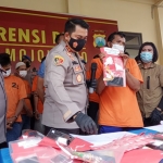 Kapolres Mojokerto AKBP Donny Alexander saat merilis tersangka Thohari bersama barang bukti sabu.