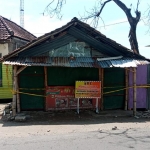 Tempat kejadian perkara warung milik korban yang dipasang garis polisi. foto: AAN AMRULLOH/ BANGSAONLINE