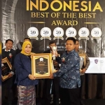 Hadi Mulyo Utomo, S.H., M.H., Koordinator Tim Hukum Khofifah-Emil saat Pilgub 2018 meraih penghargaan 50 The Best Lawyer yang diberikan Tre Uno Management Event di Hotel Mercure, Jumat (22/3) malam. foto: DIDI ROSADI/ BANGASONLINE