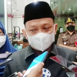 Bupati Situbondo Karna Suswandi saat diwawancarai sejumlah wartawan.