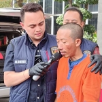 Kasatreskrim Polres Gresik, AKP Aldhino Prima Wirdhan, saat menginterogasi tersangka kasus pencabulan. Foto: Ist