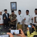 Gubernur Jawa Timur 1998-2008, Imam Utomo, saat mendampingi Fattah Jasin di Kantor DPC PBB Pamekasan.