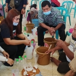 Koordinator RGR, Irma Yulianti (nomor 2 dari kiri) saat memandu kawan-kawan difabel yang mengikuti pelatihan cara membuat sabun cuci piring, Sabtu (12/12/2020). foto: Muji Harjita