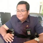 Panitera Muda (Panmud) Hukum Pengadilan Agama Pamekasan, Hery Kushendar saat ditemui di ruang kerjanya.