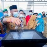 Bupati Gresik, didampingi Kadis LH, dan sejumlah kepala OPD saat meninjau pengelolaan sampah. 