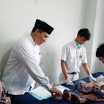 Owner & Penasehat Utama PT. DLU Bambang Haryo (dua dari kiri), saat melihat proses khitan.