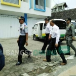 Kadishub Kota Malang Kusnadi, bersama Kasat intelkam Polres Malang Kota AKP. Triyono, Plt. Kasatpol PP Kota Malang Dicky Hariyanto, serta aparat Kepolisian lainnya, saat menuju kantor Go-Jek di kawasan ruko Jl. LA.Sucipto Malang, Senin (20/02).