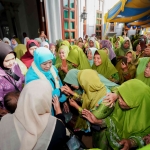 Ibu-ibu berebut cium tangan Khofifah Indar Parawansa di pengajian Maulid bersama PC NU - Fatayat-Muslimat NU dan Banom di Kecamatan Galis sekaligus Pelantikan Pengurus Ranting NU se-Kecamatan Galis di Pesantren Tamansari Bangkalan, Kamis (3/10/2024). Foto: bangsaonline