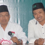 Murkam, S.T. (kiri), Ketua Panitia Pendaftaran Bacabup dan Bacawabup DPC PKB Trenggalek. foto: HERMAN/ BANGSAONLINE