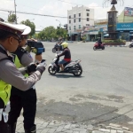 Beberapa petugas Satlantas Polres Ngawi menguji coba speed gun.