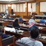 Suasana rapat di Gedung DPRD Gresik yang mempertemukan warga pendemo dengan pihak terkait. foto: SYUHUD/ BANGSAONLINE