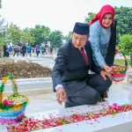 Bupati Lamongan, Yuhronur Efendi, saat ziarah ke TMP Kesuma Negara.