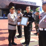 Penyerahan penghargaan oleh Kapolres Ngawi, AKBP Argowiyono di di Lapangan Satya Haprabu polres setempat, Selasa (6/2/2024).