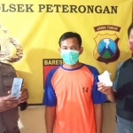 Pengedar ribuan pil Dobel L saat berada di Polsek Peterongan, Jombang.