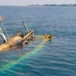 Kapal KM Barokah hingga saat ini masih terapung di perairan laut Gili Probolinggo. (foto: ist)