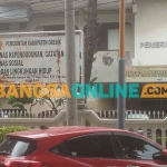 Kondisi papan nama Kantor Dispendukcapil, DLH, dan Dinsos Gresik. Foto: SYUHUD/BANGSAONLINE
