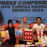 Kapolres Kediri Kota, AKBP Bramastyo Priaji, saat menggelar konferensi pers. Foto: Ist