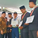 Kepala MTsN 3 Tuban, Subiyanto, memberikan penghargaan kepada Siswanya. 