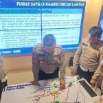 Kasatlantas Polres Kediri, AKP Firdaus Canggih Pamungkas, saat membahas beberapa skema rekayasa lalu lintas. Foto: Ist