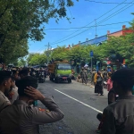 Petugas saat berjaga di sekitar Pasar Larangan, Sidoarjo.