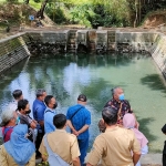 Tim Relawan bersama Pemdes Menang dan pihak terkait, saat berada di Area Sumber Towo Desa Menang, Kecamatan Pagu, Kabupaten Kediri. foto: MUJI HARJITA/ BANGSAONLINE