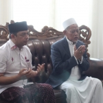 KH. Zahrul Azhar Asumta (Gus Hans) saat minta restu kepada Kiai sepuh di Pesantren Darul Ulum