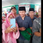 Emil Dardak melayani santri selfi, usai memberikan motivasinya kepada para wali santri saat pembagian rapor di PP Amanatul Ummah Jl Siwalankerto Utara No. 56 Surabaya, Senin (1/1). Foto: YUDI ARIANTO/BANGSAONLINE