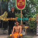 Seorang seniman dan koreografer tari dari Kabupaten Mojokerto, Ki Setu, saat menggelar prosesi ruwatan Popo Sakkalir. Foto: ROCHMAT SAIFUL ARIS/BANGSAONLINE