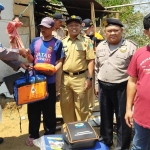 BPBD Pasuruan saat memberikan bantuan kepada korban terdampak bencana angin kencang.