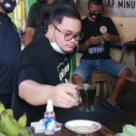 Calon Bupati Kediri, Hanindhito Himawan Pramana (Dhito) sedang menyruput kopi. foto: MUJI HARJITA/ BANGSAONLINE