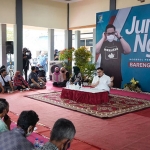 Bupati Kediri, Hanindhito Himawan Pramana, saat menghadiri Jumat Ngopi di Pendopo Kecamatan Ngasem.