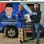 Pengurus DPC Partai Demokrat saat menyerahkan sembako.