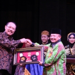 Dr.H.Akhmad Sukardi,MM Selaku Setda Jatim Mendapat Cinderamata Dari Bupati Madiun Di Acara Pesona Budaya Jatim Khas Pemkab Madiun Di TMII Jakarta.