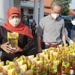 Gubernur Khofifah bersama Direktur PT Best Group, Hadi Purnomo saat menerima bantuan. foto: DEVI FITRI AFRIYANTI/BANGSAONLINE