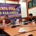 Wakil Ketua DPRD Gresik, Nur Qolib (baju merah) ketika memberikan keterangan pers soal tugas DPRD di akhir tahun 2016. foto: SYUHUD/ BANGSAONLINE