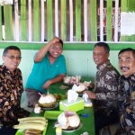 Bupati dan Wabup Pacitan serta Sekkab saat berkunjung ke Warung Ijjo JLS.