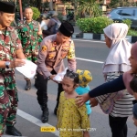 Personel gabungan dari Posek Sidoarjo Kota dan Koramil 0816/01 Sidoarjo membagikan takjil kepada masyarakat di Jalan Pahlawan, Sidoarjo, Rabu (20/3/2024)