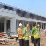 Wabup Pasuruan saat sidak pembangunan Pasar Gempol.