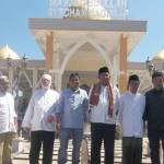 Wabup Sumenep, Achmad Fauzi (pakai sorban), usai meresmikan masjid. foto: RAHMATULLAH/ BANGSAONLINE