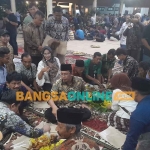 Bupati Sidoarjo, Ahmad Muhdlor Ali, saat makan bersama petugas kebersihan dalam rangka tasyakuran Adipura. Foto: MUSTAIN/BANGSAONLINE