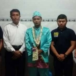 Mamang, calon pengantin mempelai pria dikawal petugas kepolisian Polres Pamekasan. 