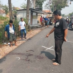 Warga saat menunjukkan lokasi korban pengeroyokan.